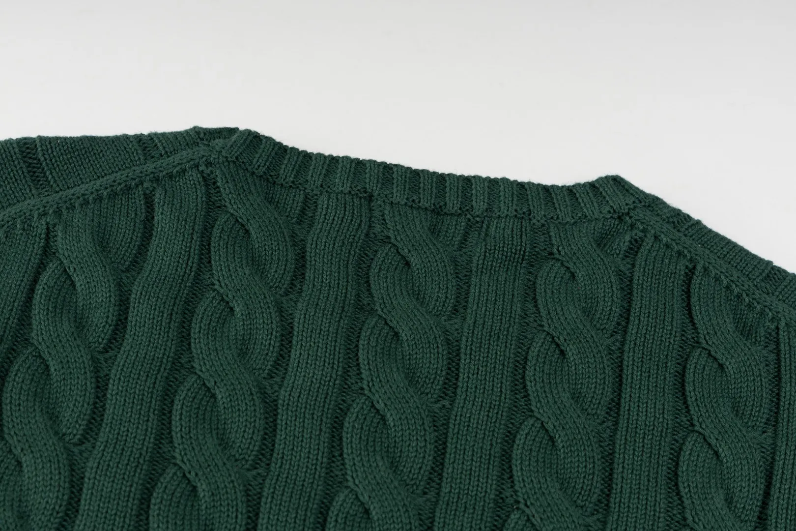 P220 #R91 RALPH LAUREN Ralph Lauren fourteen colors classic small label embroidery round neck pullover cable cardigan sweater men's top, high-density LOGO embroidery on the chest, original customization of tag accessories. Made of pure cotton yarn, pure cotton is skin-friendly and comfortable, small label war horse embroidered twist button round neck sweater 🐎 high quality, follow the blogger to learn how to wear it! Let’s buy a Ralph Lauren cable sweater. It’s a super hard-to-find series after it became popular. It’s hard to find one on the official website. It’s simple and practical to wear, with a lazy and loose feel. The thickened fabric has more texture, feels soft and delicate, and has a loose fit. Whether worn alone or layered, you can wear different styles of fashion with just one piece!   Size：XS S M L Sleeve length: 59/60/61/62/63